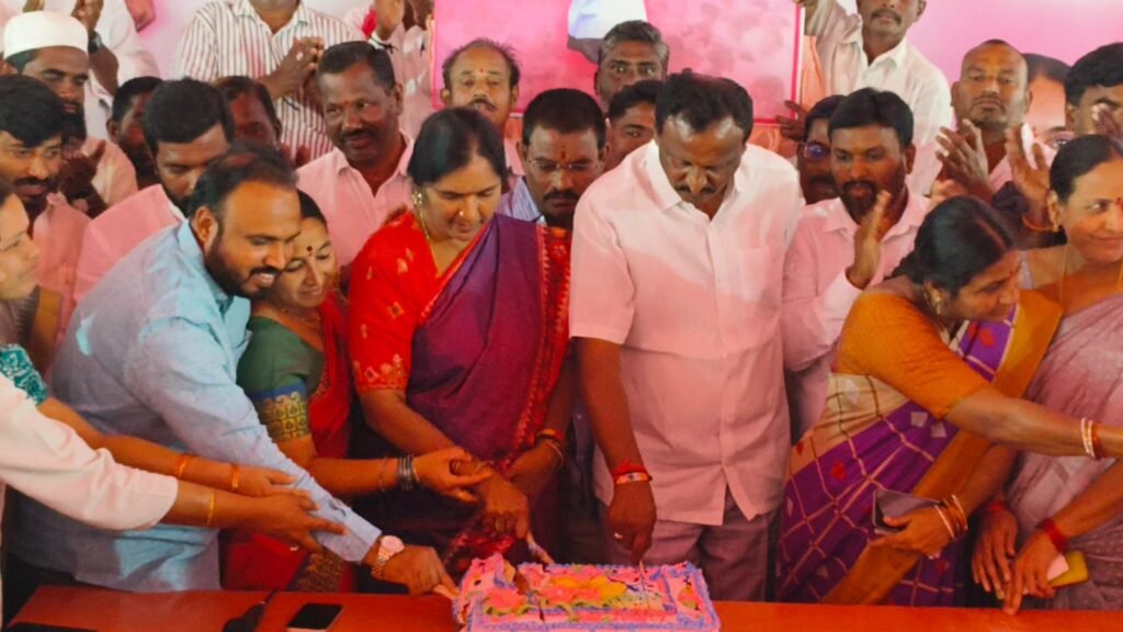 “సారు రావాలి… సర్కార్ రావాలి” కే.చంద్రశేఖర్ రావు జన్మదిన వేడుకల్లో భారత రాష్ట్ర సమితి నేతల నినాదాలు