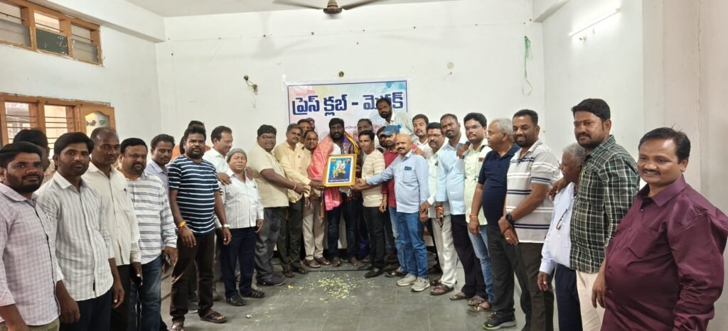 మెదక్ లో వైస్ చైర్మన్ నరేష్ గౌడ్‌కు ఘన సన్మానం