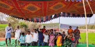 కాలేశ్వరం కెనాల్ పనులు పూర్తి చేయాలని రైతుల మోకాళ్లపై నిరసన దీక్ష