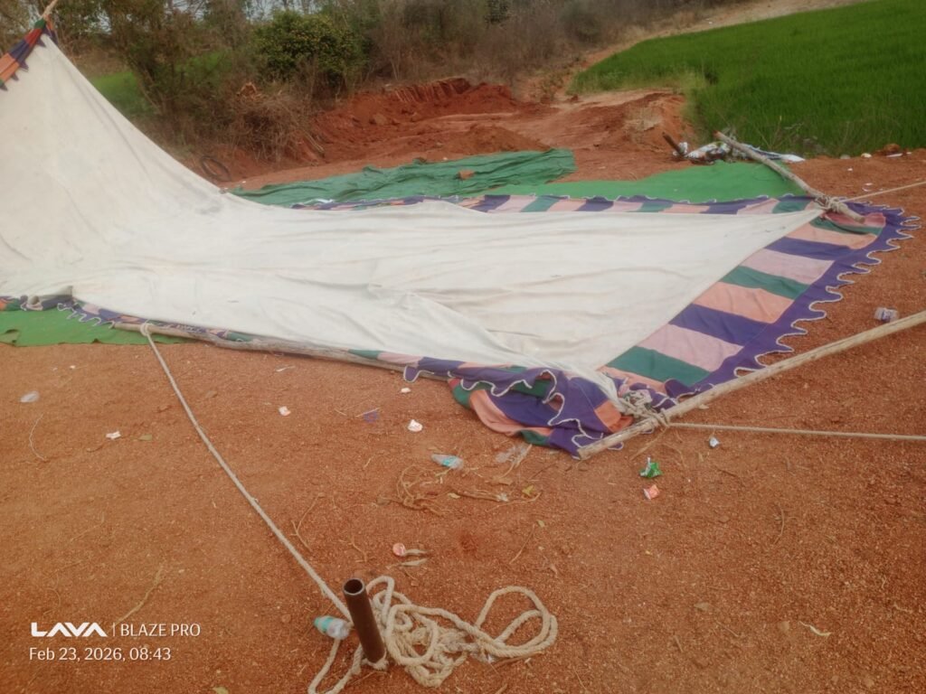 రిలే నిరాహార దీక్షా శిబిరంధ్వంసం-గ్రామంలో ఉద్రిక్తత