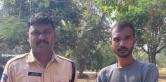 బహిరంగంగా మద్యం సేవిస్తూ పట్టుబడిన యువకుడు – జైలు శిక్ష