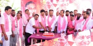 కేక్ కట్ చేసి కెసిఆర్కు జన్మదిన శుభాకాంక్షలు