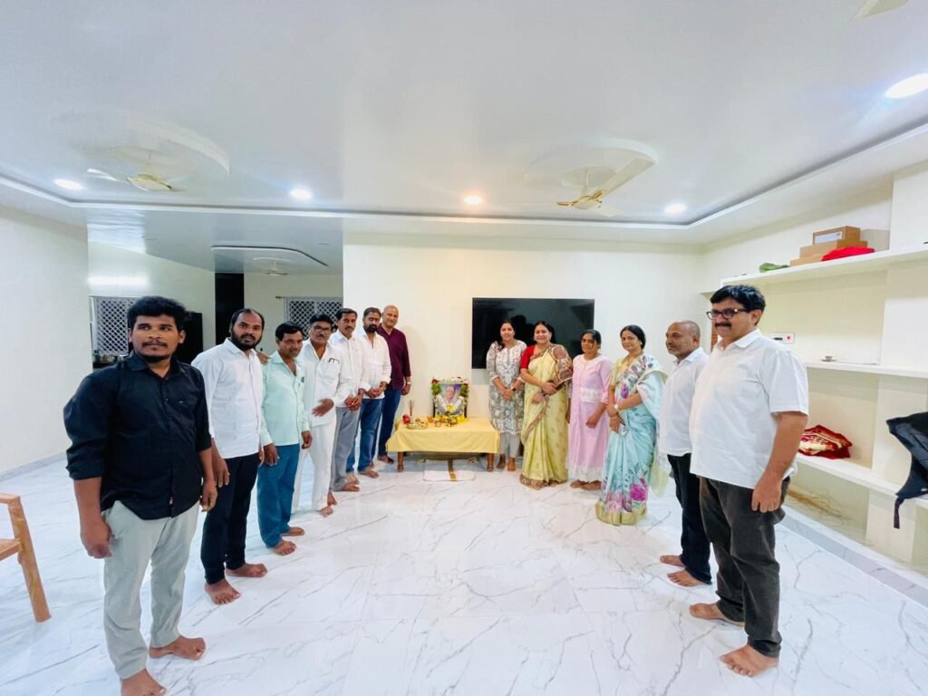 రాఘవరెడ్డి కుటుంబాన్ని పరామర్శించిన మాజీ ఎంపీ