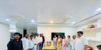 రాఘవరెడ్డి కుటుంబాన్ని పరామర్శించిన మాజీ ఎంపీ