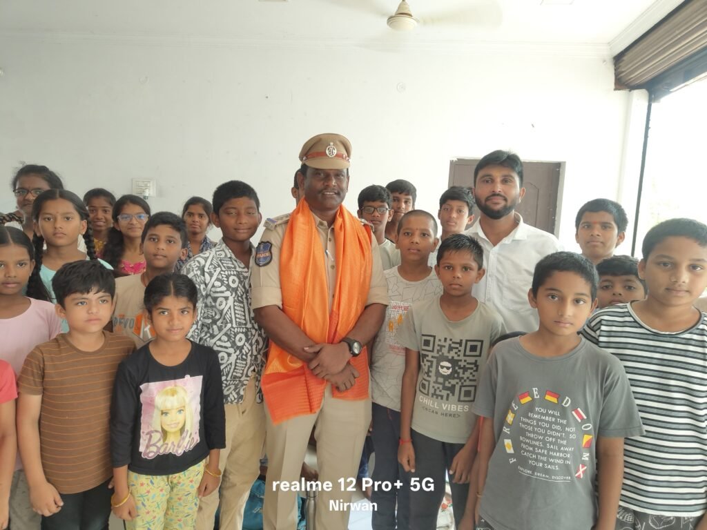 విద్యార్థులు చిన్నతనం నుండే ఉన్నత లక్ష్యాలు ఏర్పరచుకోవాలి.