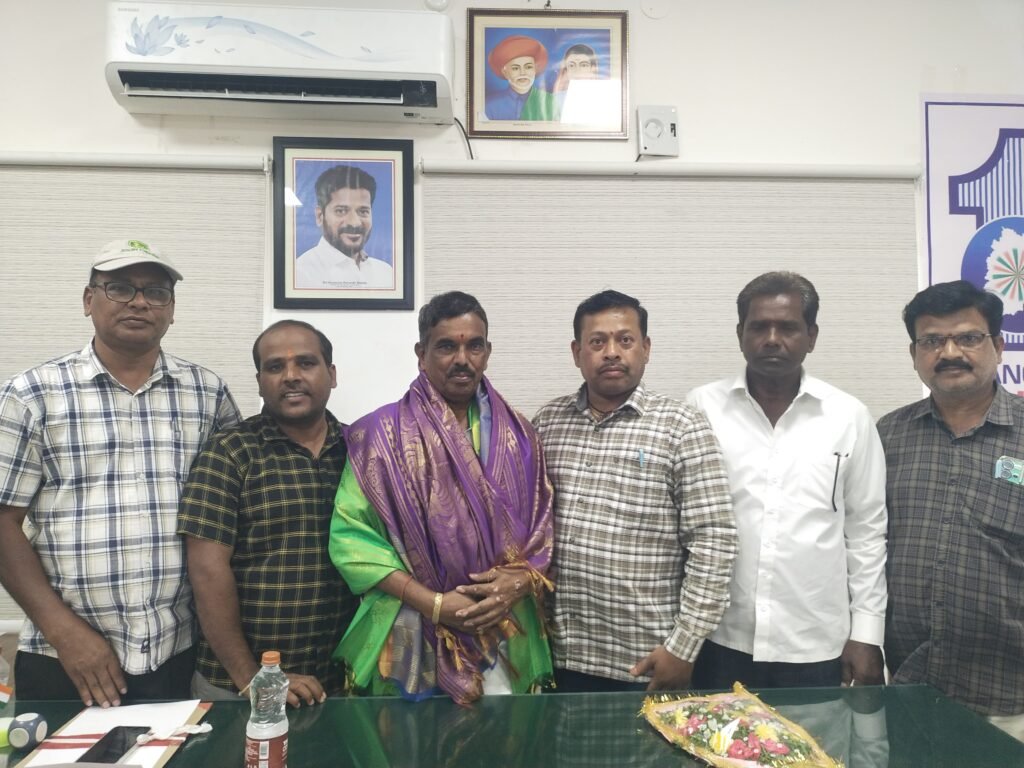 గ్రంధాలయ చైర్మన్ చంద్రం గారికి ఘన సత్కారం