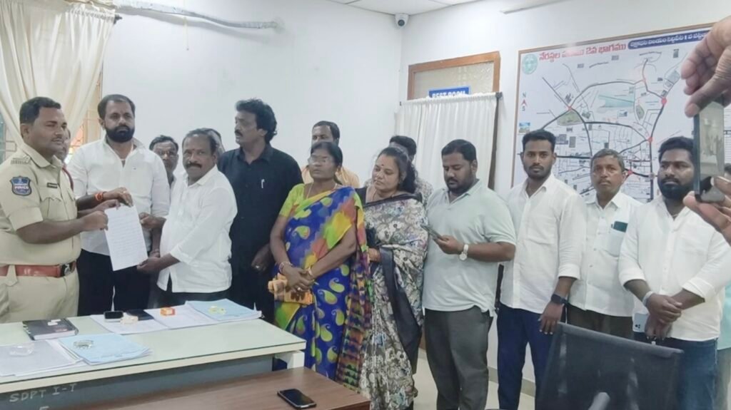బాల్క సుమన్‌పై కఠిన చర్యలు తీసుకోవాలి