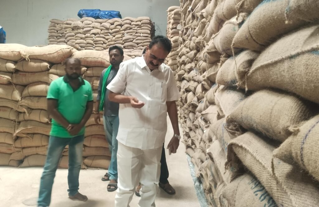 గోడౌన్ లో ఆకస్మిక తనిఖీ చేసిన గిడ్డంగుల శాఖ చైర్మన్