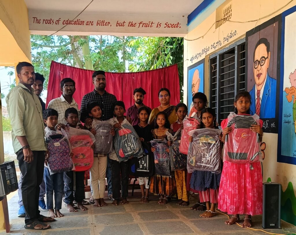 ప్రభుత్వ పాఠశాల విద్యార్థులకు స్కూల్ బ్యాగుల పంపిణీ