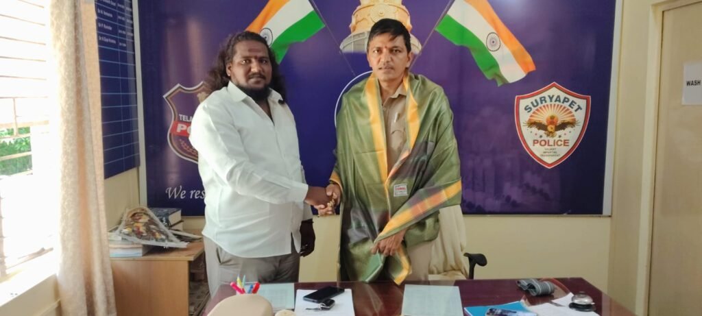 పెన్‌పహాడ్ ఎస్సై బాలు నాయక్‌ను మర్యాదపూర్వకంగా కలిసిన నాగేశ్వరరావు