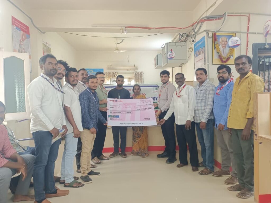 పీఎం జీవన్ జ్యోతి బీమా యోజనతో మృతి చెందిన వ్యక్తి కుటుంబానికి రూ.2 లక్షల బీమా చెక్కు