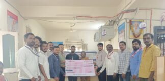 పీఎం జీవన్ జ్యోతి బీమా యోజనతో మృతి చెందిన వ్యక్తి కుటుంబానికి రూ.2 లక్షల బీమా చెక్కు