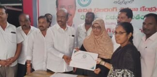 ఉచిత కుట్టుమిషన్ శిక్షణ పూర్తి చేసిన విద్యార్థినులకు కల్వకుంట్ల వంశీధర్ రావు చేతుల మీదుగా సర్టిఫికెట్లు అందజేశారు.