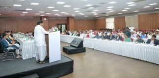 బ్యాంకులు రైతుల వద్దకే వెళ్లాలి