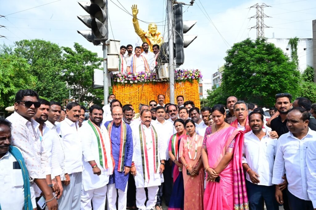 రాజీవ్ గాంధీ జయంతికి ఘన నివాళులు