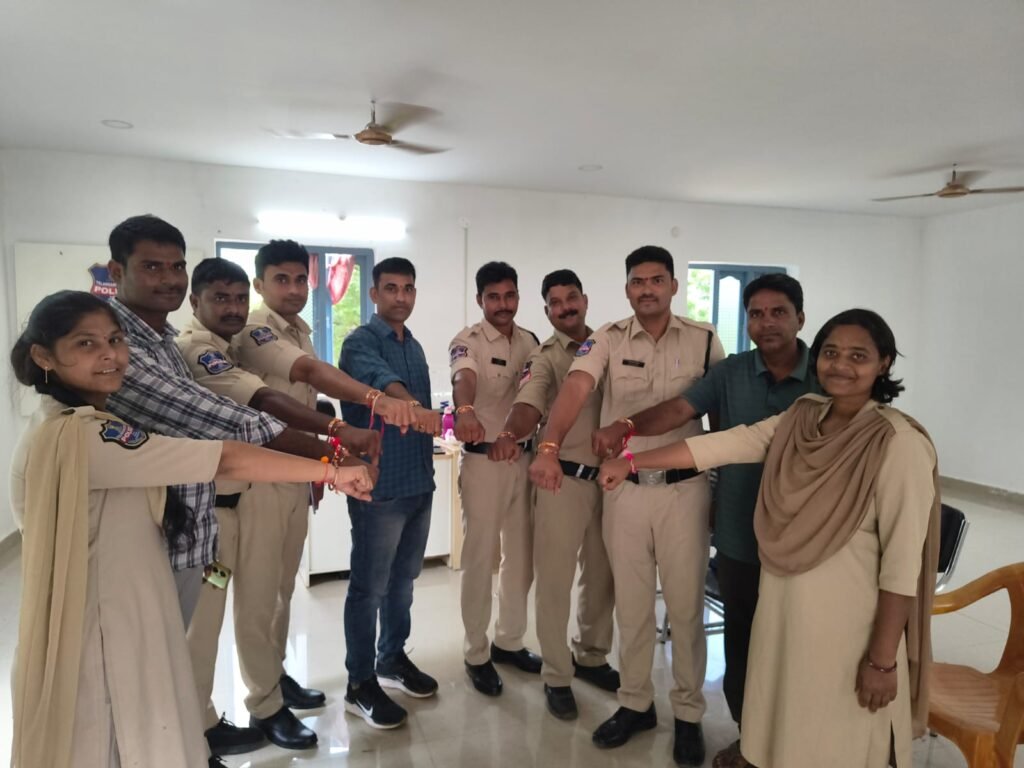 చిట్యాల పోలీస్ స్టేషన్‌లో ఘనంగా రక్షాబంధన్ వేడుకలు