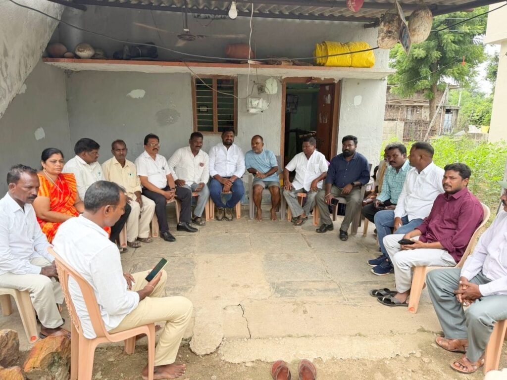 రిపోర్టర్ పుల్ల రవితేజ ను పరామర్శించిన పుల్ల ఫ్యామిలీ సభ్యులు
