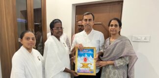 టిడిపి జోనల్ కోఆర్డినేటర్ శ్రీనివాస్ రెడ్డి రాఖీ కట్టిన నెమలిదిన్నె తులసమ్మ.