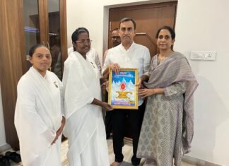 టిడిపి జోనల్ కోఆర్డినేటర్ శ్రీనివాస్ రెడ్డి కి రాఖీ కట్టిన నెమలిదిన్నె తులసమ్మ..