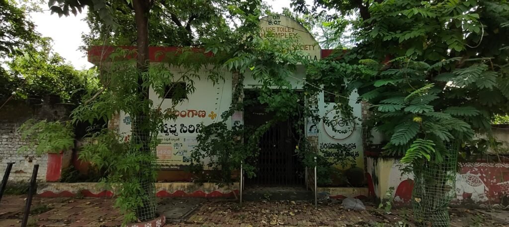 సిరిసిల్లలో మూతపడ్డ మున్సిపల్ మరుగుదొడ్లు..