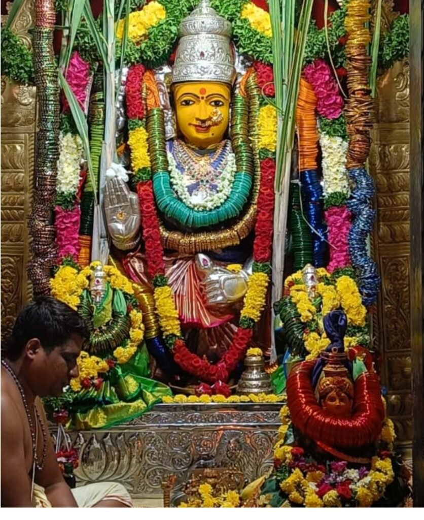 లలిత త్రిపుర సుందరి అవతారంలో దుర్గామాత