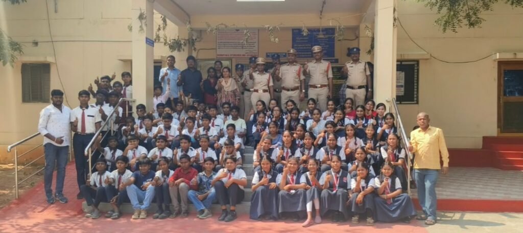 పోలీస్ స్టేషన్‌ను సందర్శించిన మాస్టర్ మైండ్స్ స్కూల్ విద్యార్థులు.